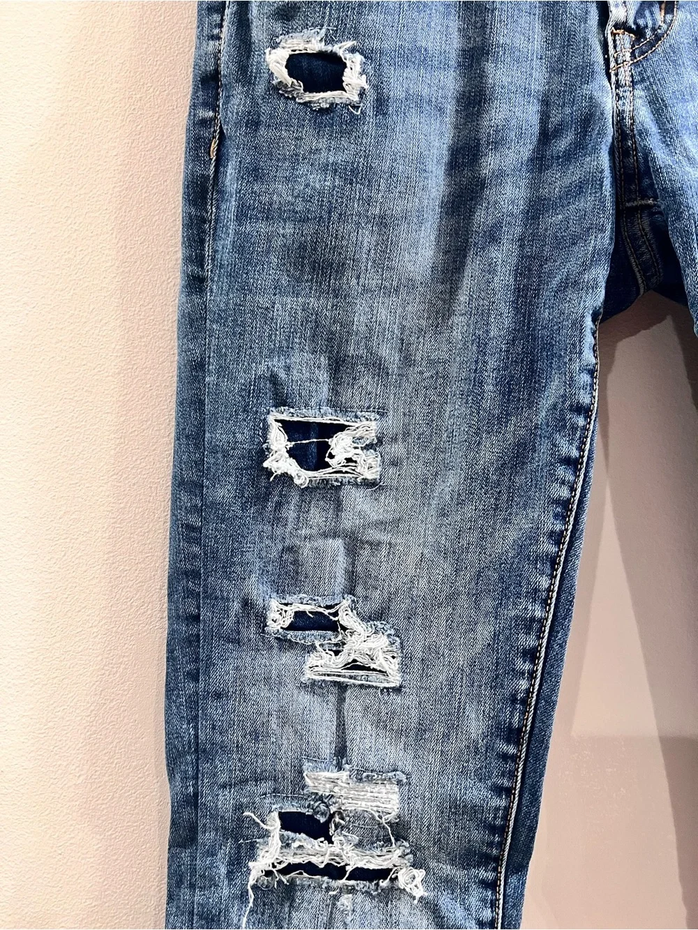 Aeropostale Men's Ripped Skinny Jeans in Medium Blue